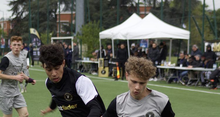 Des adversaire en plein duel en étant visible devant les scout