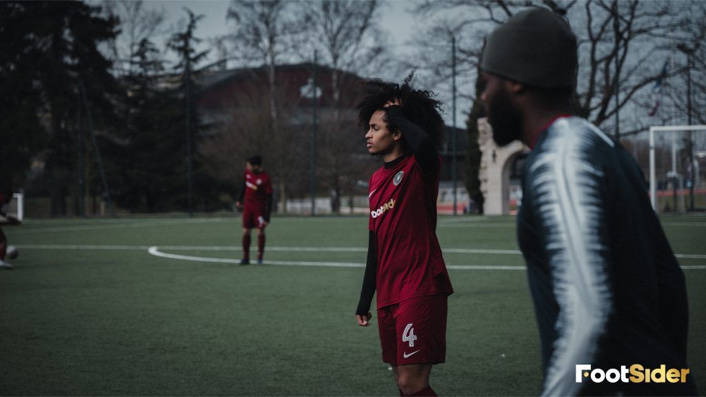 Un joueur de foot avec une mauvaise météo