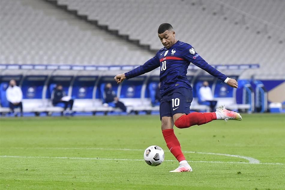 Kylian MBappé avec le maillot des bleus