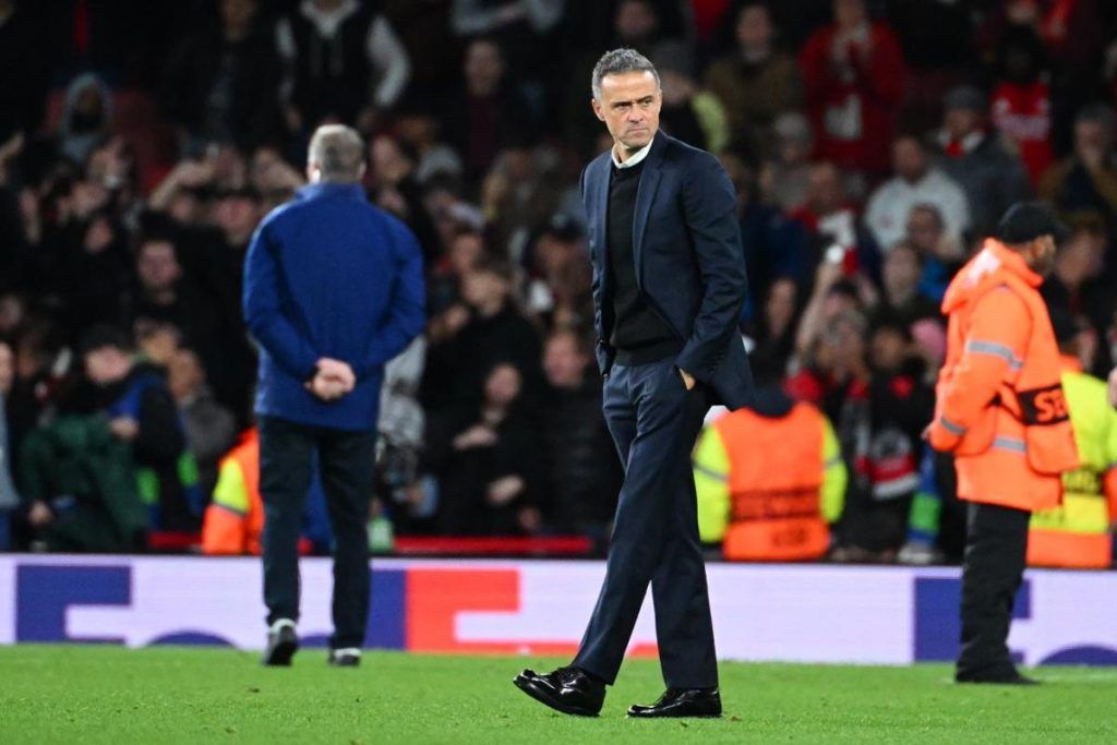 Luis Enrique sur la ligne de touche pendant un match, observant les joueurs sur le terrain