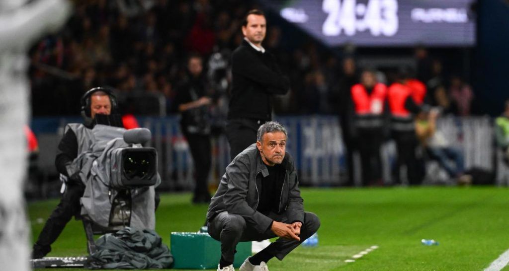 Luis Enrique sur la ligne de touche pendant un match, observant les joueurs sur le terrain