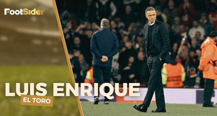 Luis Enrique sur la ligne de touche pendant un match, observant les joueurs sur le terrain