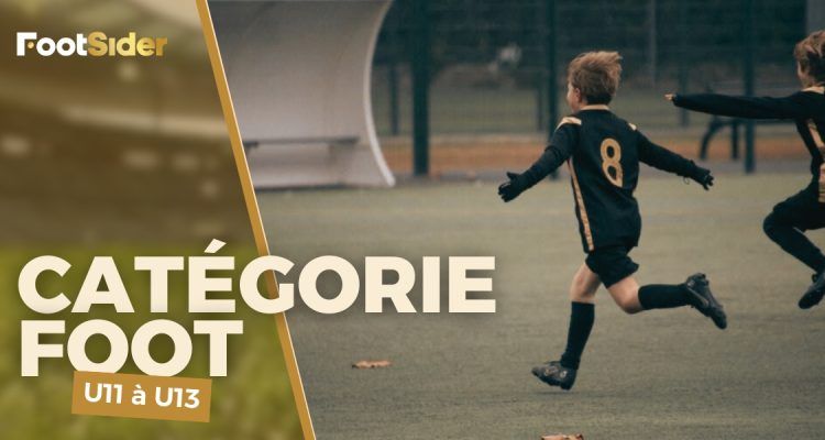 Deux jeunes joueurs de football en maillot noir courant sur le terrain lors d’un match de la catégorie U11 à U13