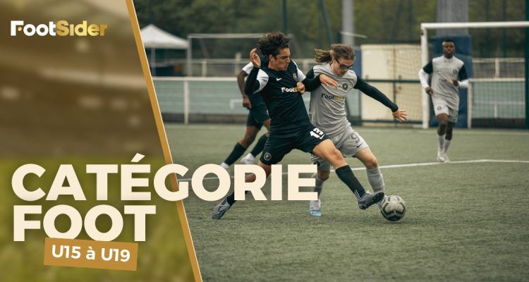 Deux jeunes joueurs de football en plein duel sur le terrain lors d’un match de la catégorie U15 à U19