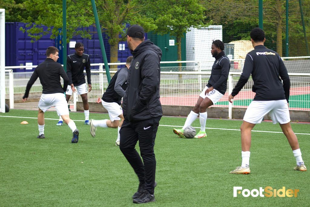 Des joueurs en action sur un terrain de football, portant des équipements FootSider, lors d’une séance d’entraînement pour démontrer leur talent