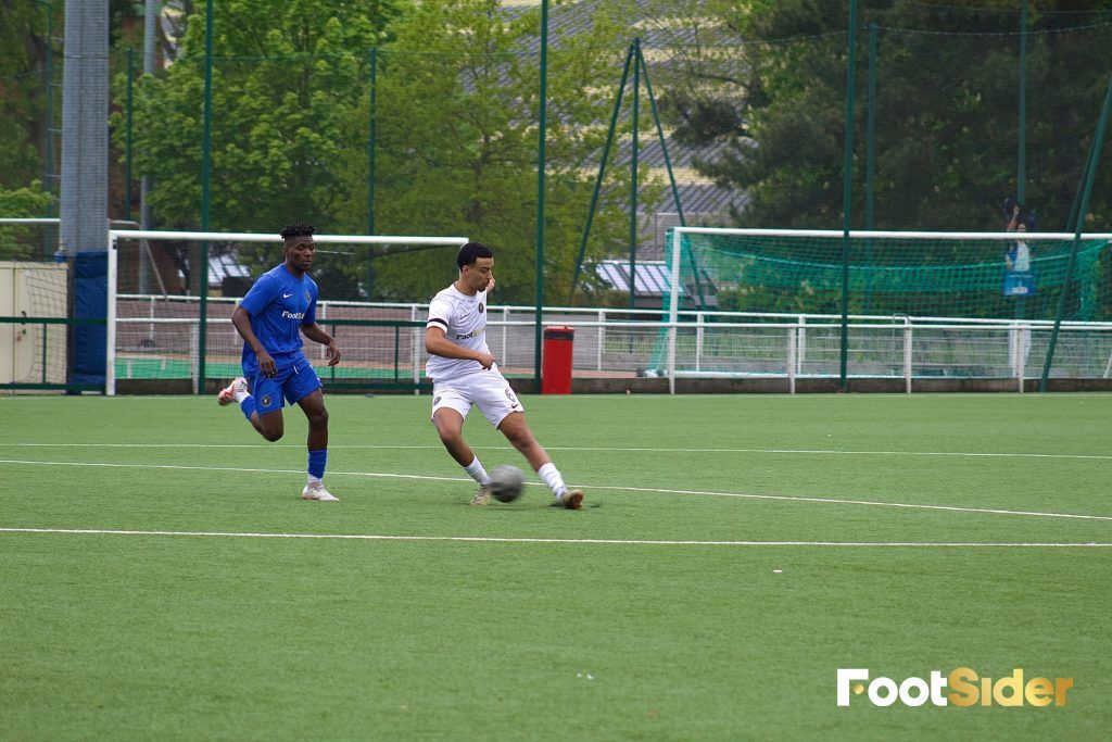 Deux joueurs en action sur un terrain de football en train de développer leurs musculation, portant des équipements FootSider, lors d’un match pour démontrer leur talent.