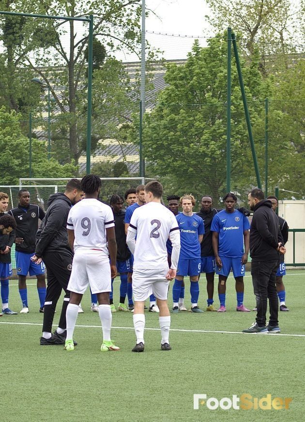 Un recruteur parle à ses joueurs