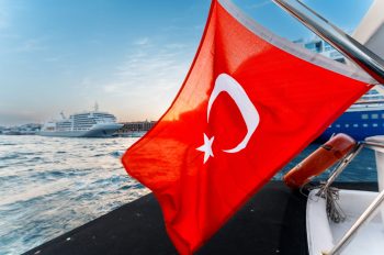 Drapeau turque flottant près d'Istanbul